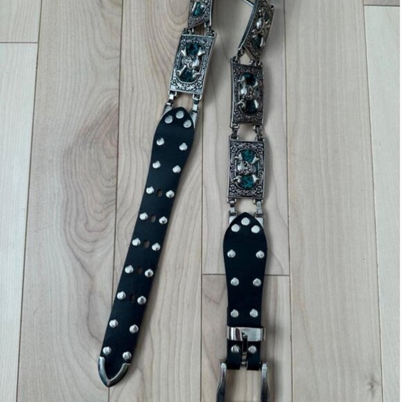 Vntage belt with skull-and-crossbones metal plaques - Picture 2 of 8